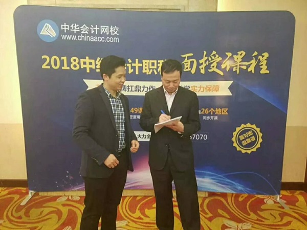 南寧中級面授公開課簽到臺排起了長龍 這個課程如此火爆？