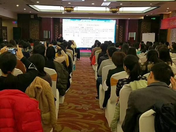 南寧中級面授公開課簽到臺排起了長龍 這個課程如此火爆？