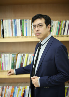 中級經(jīng)濟(jì)法老師侯永斌：老侯總說老趙的事兒 可老侯又是哪位？
