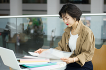 工傷認定申請由誰來提出？由誰來受理？
