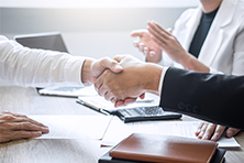 如果“二舅”拿到殘疾證并進入企業，他和企業分別能得到哪些好處？