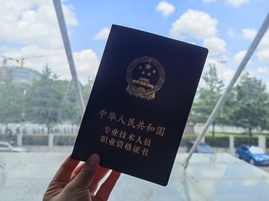 做財務越老越吃香？中級會計VIP簽約特訓班讓她實現突破成長！