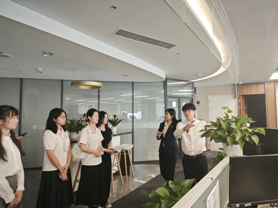 參觀企業(yè)1。