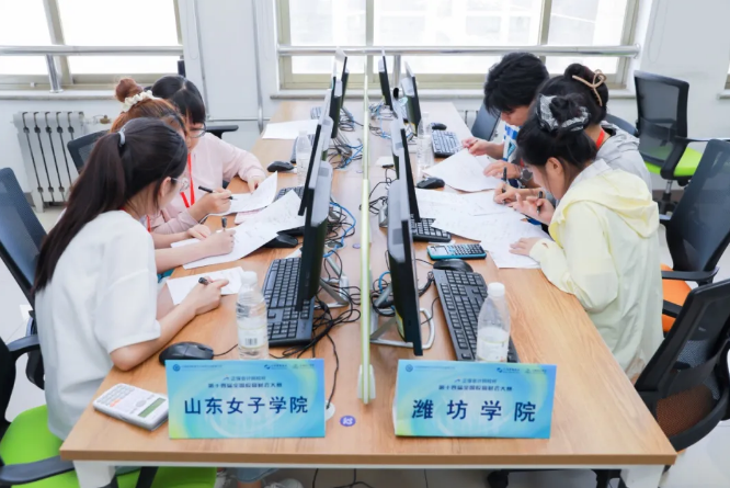 參賽選手進(jìn)行“財(cái)稅實(shí)務(wù)知識(shí)競(jìng)答”環(huán)節(jié)比賽2